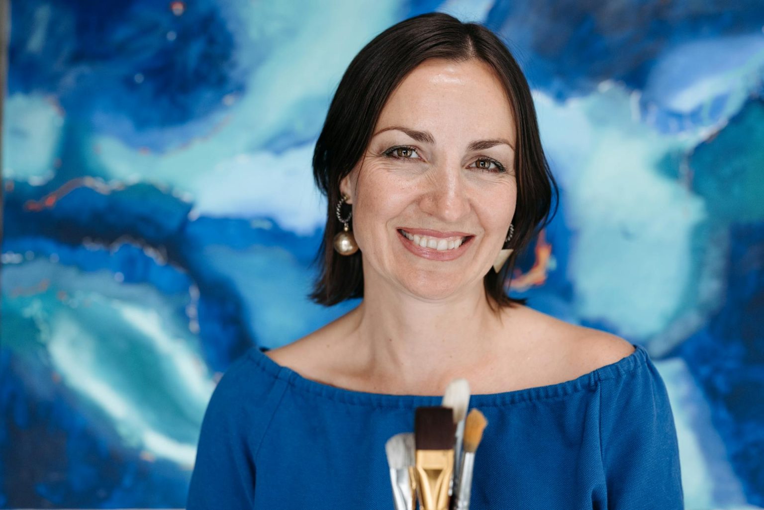 Smiling female artist who has a website built by SellYourCraft.art.